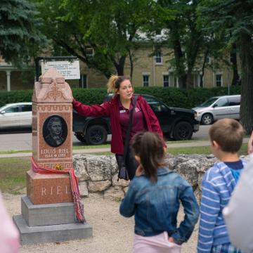 Eine Führung zum Grabstein von Louis Riel auf dem Friedhof der Saint-Boniface Cathedrale in Winnipeg