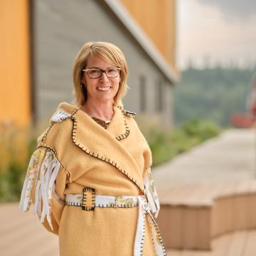 Auf dem Bild ist Juanita Marois zu sehen, CEO von Métis Crossing und stolze EInwohnerin von Albertas Métis Nation.