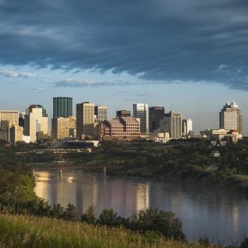 Das Bild zeigt die Innenstadt von Edmonton, Alberta, und das River Valley bei Tageslicht
