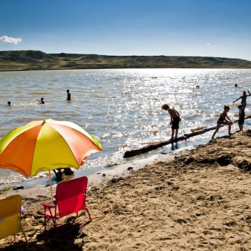 Kinder spielen am Strand am Lake Diefenbaker