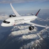 Air Canada Flugzeug über verschneiten Bergen