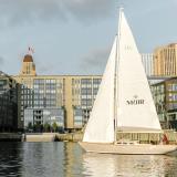 Die hoteleigene Yacht „Little Wing“ vor der Außenfassade des neuen Muir Hotels in Halifax