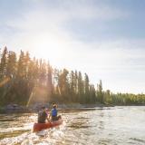 Ein Kanu paddelt auf dem Churchill River im Norden Saskatchewans.
