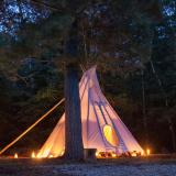 Beleuchtetes Zelt der Glamping-Unterkunft Outpost Co