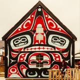 Kunstwerk der First Nation auf einer Hausfassade