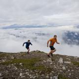Zwei Männer laufen einen Marathon in Alberta