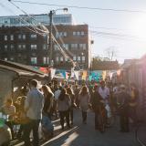 Menschen vergnügen sich auf einem Straßenfest in Toronto