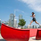 Eine Frau erkundet den Canoe Landing Park in Toronto