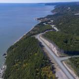 Der Fundy Trail Parkway führt an der Küste vorbei, entlang bewaldeter Gebiete.