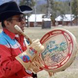 Ein indigener Drummer schlägt eine Trommel