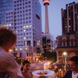 Eine Restaurant-Szenerie mit Blick auf den CN-Tower ist zu sehen