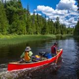 Zwei Männer paddeln in einem roten Kanu in der Temagami-Region