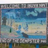 Ein großes Straßenschild heißt die Besucher in Inuvik willkommen.