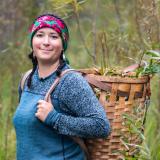 Michela Carrière von Aski Holistic Adventures mit einem Weidenkorb 