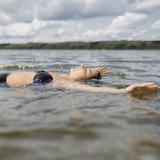 Eine Frau treibt im mineralstoffhaltigen Wasser des Little Manitou Lake