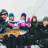 Gruppe von Eisanglern in Manitoba