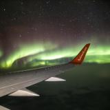 Nordlichter vom Flugzeugfenster aus gesehen