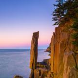 Blick auf die St. Mary's Bay und den Balancing Rock. Der Balancing Rock ist eine schmale vertikale Basaltsäule, die auf ihrer Spitze balanciert.