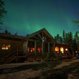 Nordlichter über der Gangler's Lodge in Manitoba